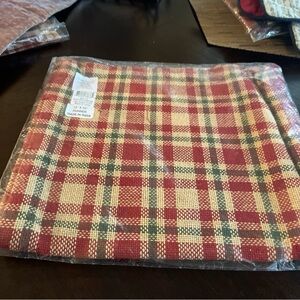 Park Designs seasons greeting  Table Linen in Red and Green 13x72 new